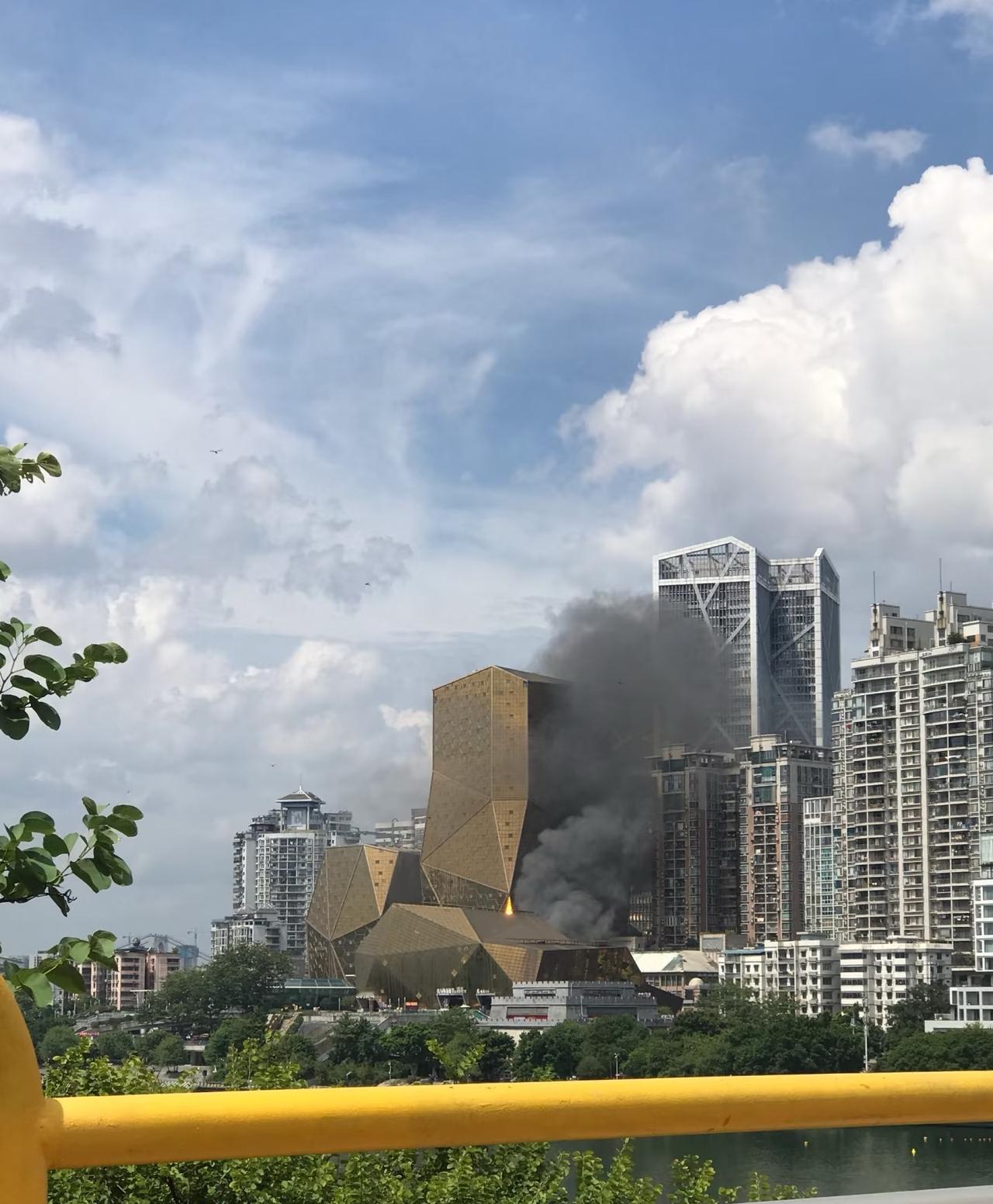 柳州🔥火了火了。唉！柳州文旅天塌了吧，而且我看楼下好多电动车，真叫人担心。