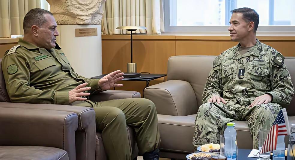 以色列和美国谁是儿子谁是爹？下图一目了然，左边说话两手在空中张牙舞爪的是以国防