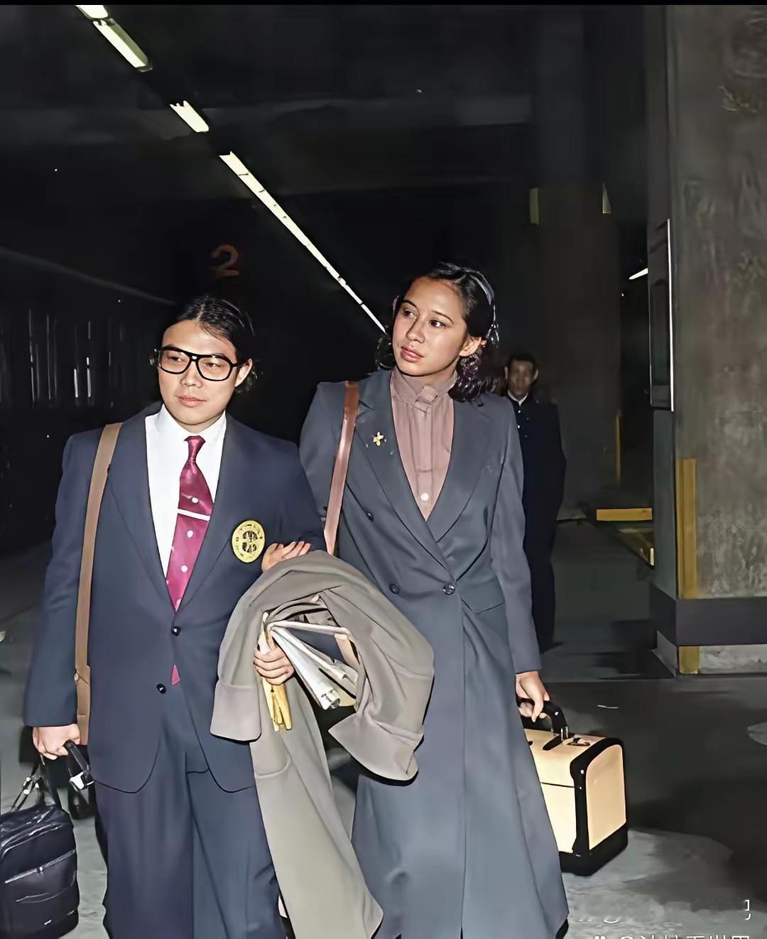 哇塞，当年二十出头的珠玲玲与霍震霆火车站合影留念，惊艳了时光。