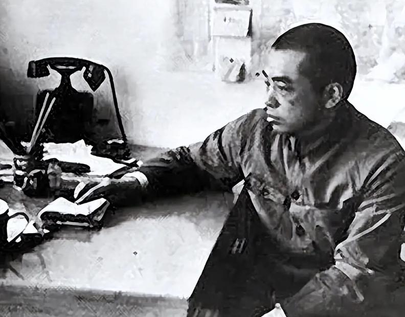 1971年，73岁的彭老总突然收到国庆礼品，打开一看是2斤桃酥、1罐午餐肉，得知