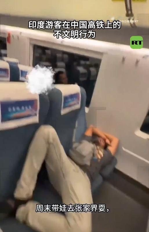 成都高铁惊现脱袜横躺，异味弥漫引众怒，乘客怒吼：滚回自己国家昨天刷到一个视频，