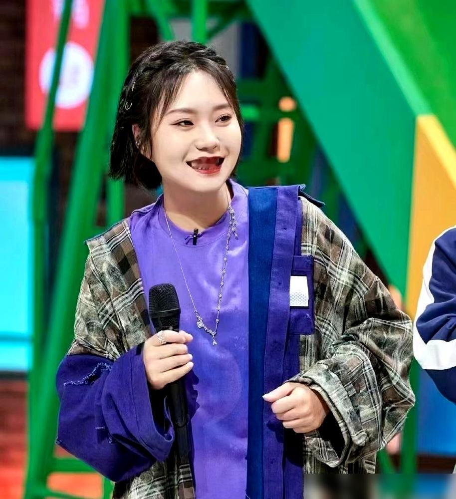 李雪琴拎3斤带皮五花肉“哐当”砸师父桌上：叫师娘！你敢信？首播当天央视CVB