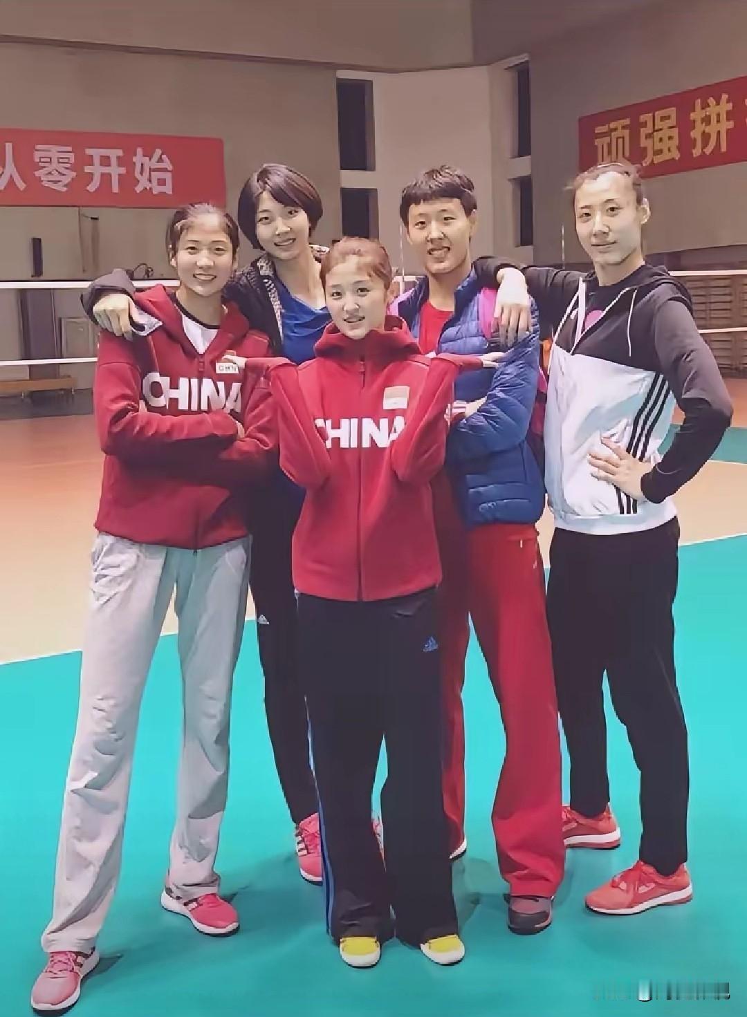 仔细看五位美女运动员合影。一眼就认出细眉飞扬的高意；明眸善睐，朱唇榴齿的袁心玥，