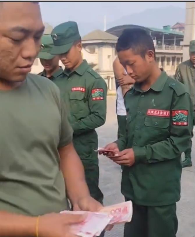 佤邦军队发工资的时候，就是这么简单粗暴，长官手里捏着一把百元大钞的人民币，每人点