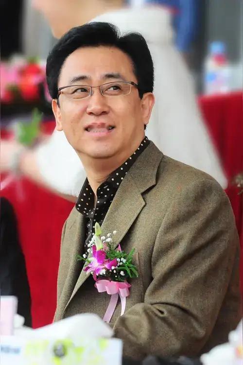 从“中国首富”到“中国首负”的许家印，非常相信风水、命相、运势，从他发迹之前到恒