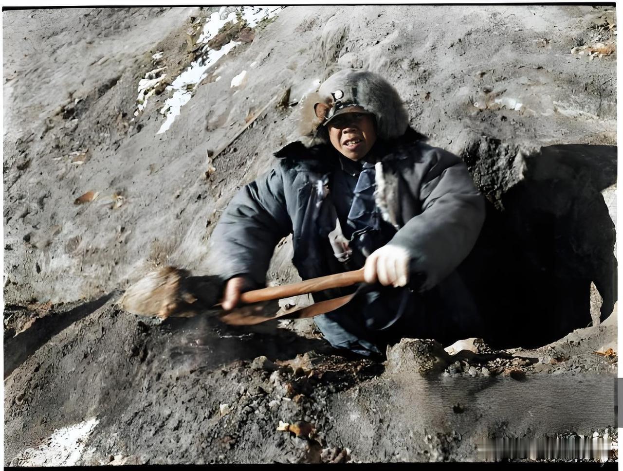 1936年12月，绥远前线朔风卷雪，冻土坚硬如铁。方大曾的镜头定格下一幕：一名少