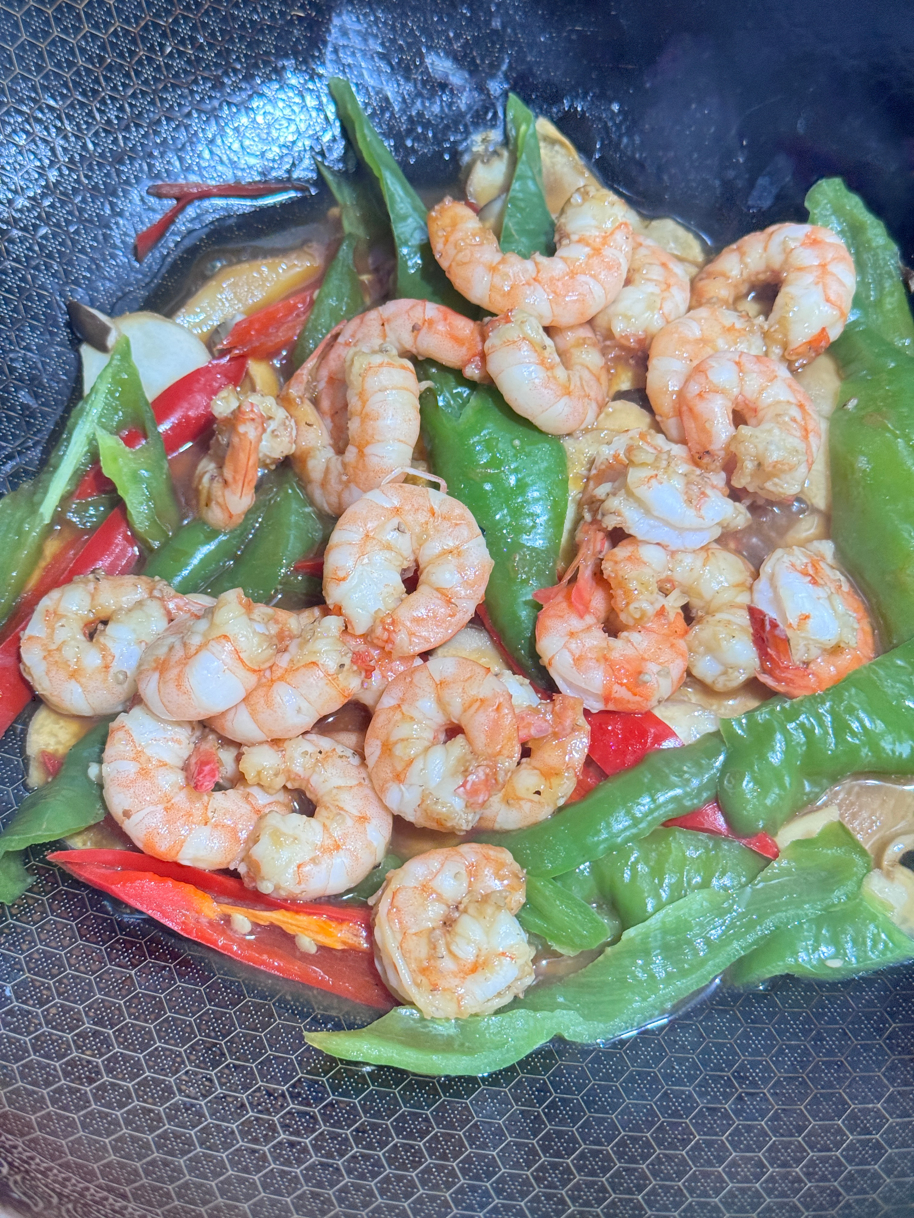 学了新菜式：杏鲍菇焖虾，超级简单，还很美味1.杏鲍菇切片，青红辣椒切丝（配菜可