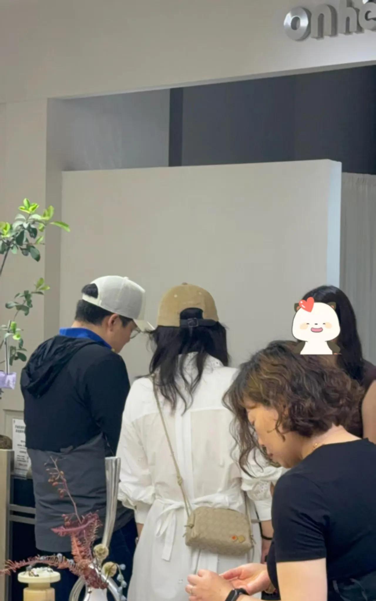 上海逛街偶遇霍启刚郭晶晶夫妇！网友透露，夫妻俩都非常随和，买单时对着营业员笑呵呵
