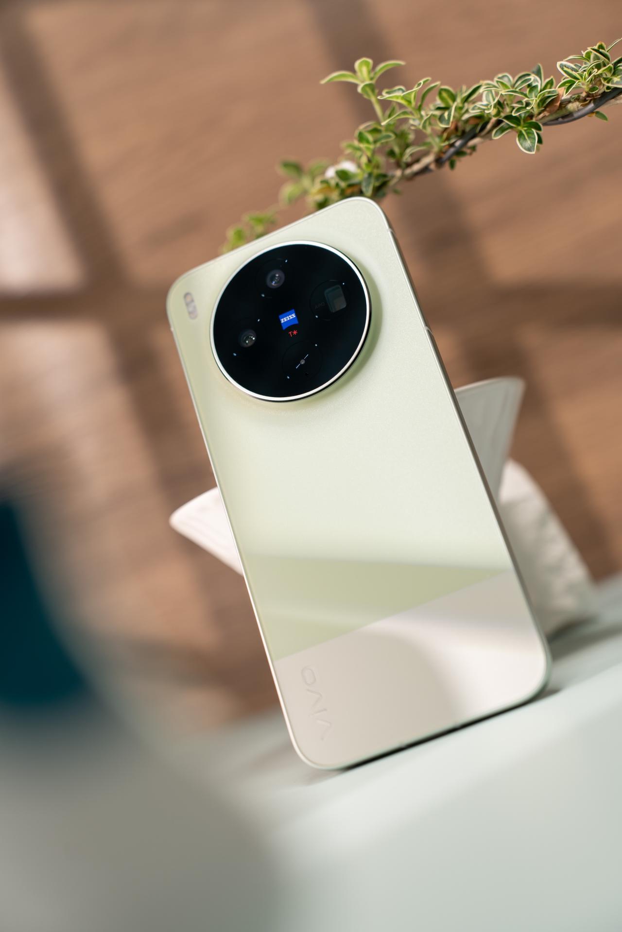 正面为6.78英寸直屏，144HzLTPO，京东方Q10Plus发光材料，整机