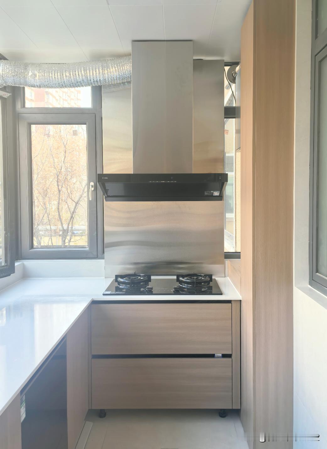 油烟机挂在窗户上，完美遮丑！因为油烟机要挂在窗户上，不想要明装的架子，自己找不