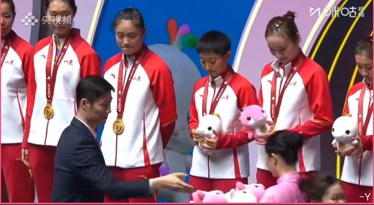 哎呀颁奖我都没细看这不是领导吗