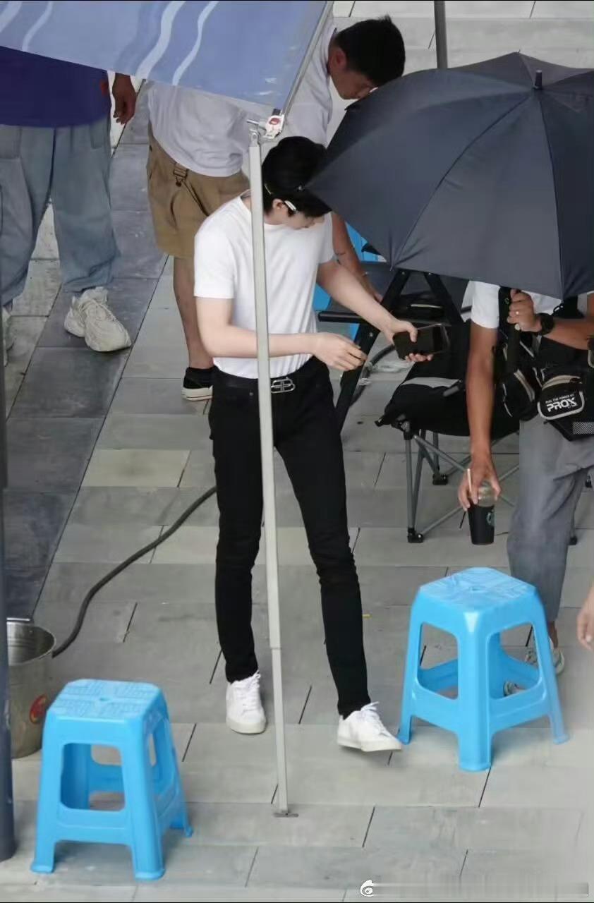 刘宇宁几小时没见又长高了这个腿我看了确实迷糊​​