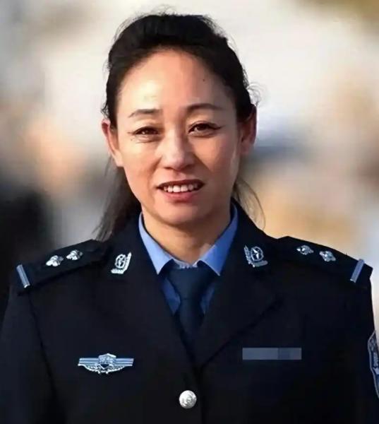 1998年，内蒙一女子自家商店被盗，女子通过足迹跟踪到盗贼，该女子被破格聘请到一