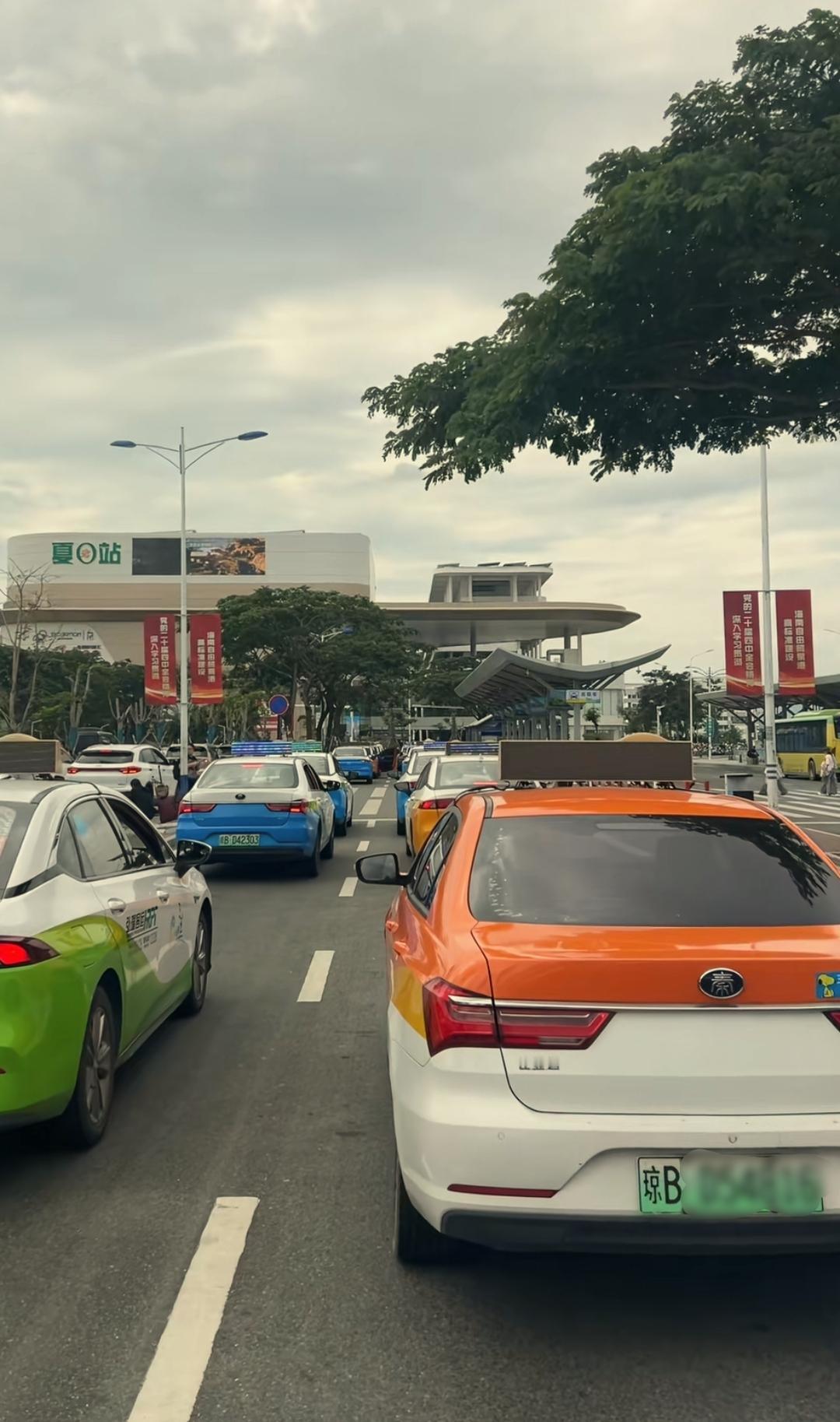 跟老家辽宁不同。在三亚我发现招手打出租车的人很少，大多数情况下都是用各种打车软件