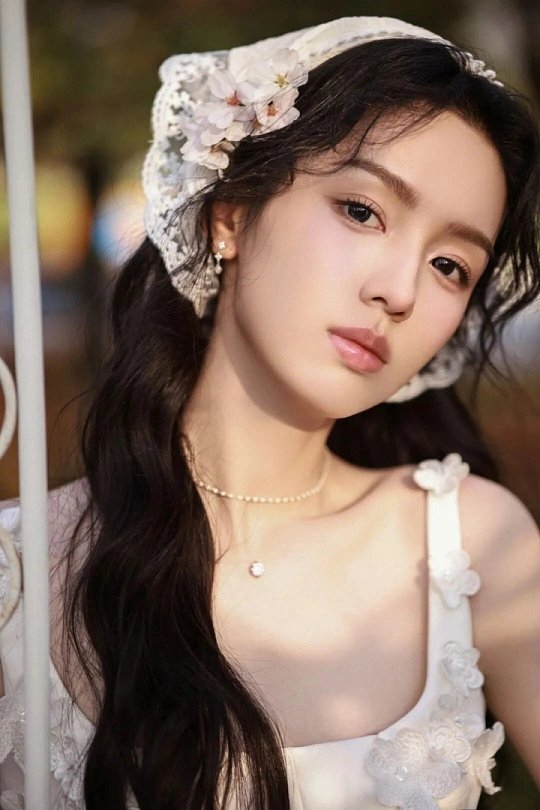 周也千金大小姐周也的千金感从不是硬凹的人设，而是刻在骨子里的矜贵与从容——她穿