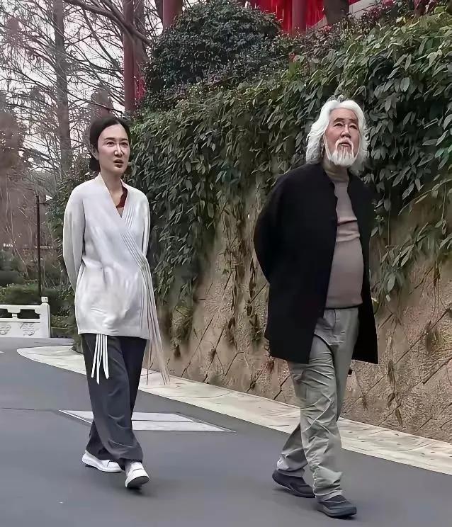 张纪中和夫人散步，夫妻生活就是彼此取悦对方，张纪中和杜星霖年龄差距悬殊，二人的婚
