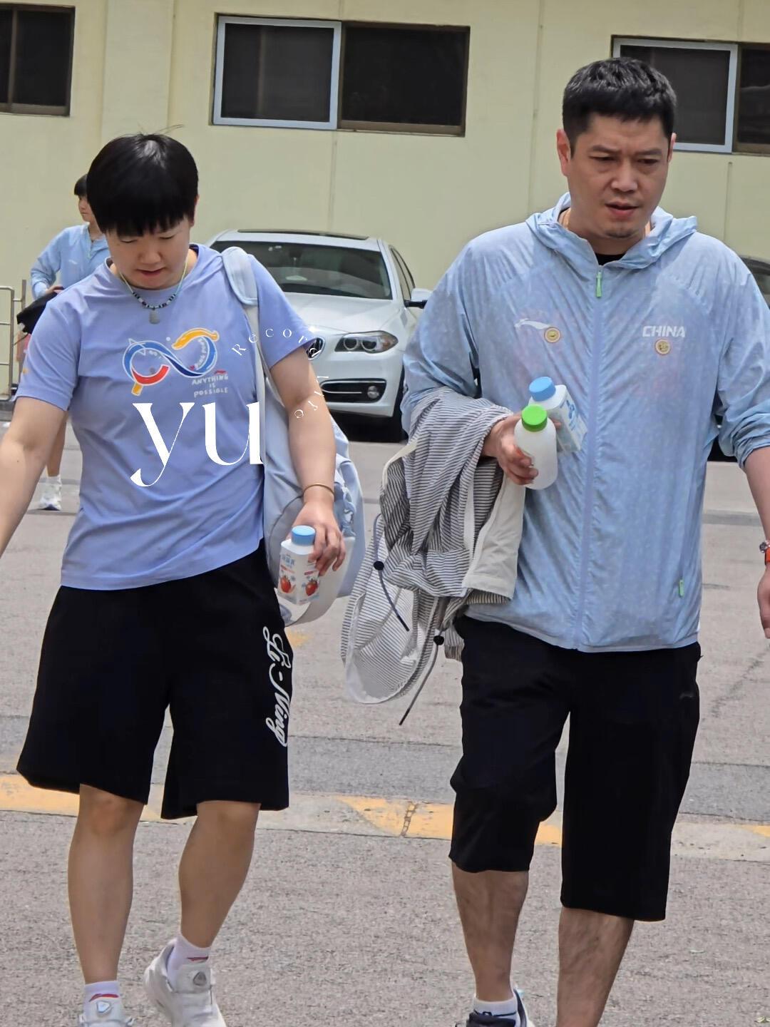 莎莎训练了，邱贻可陪在身边，老太阳和小太阳走在路上真舒服，轻松愉快师徒俩！这俩