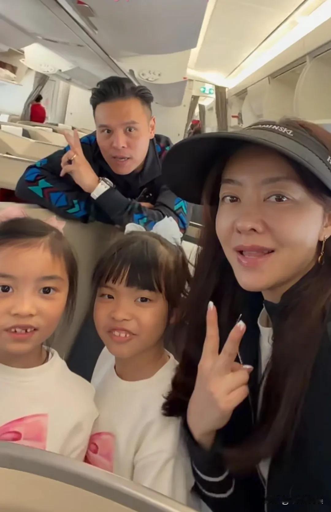 熊黛林一家子现身新加坡旅游。模特出身的熊黛林身材高挑纤瘦，一双大眼睛很有神，与