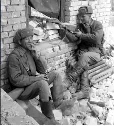 1943年，苏北伪军排长谷德培，搜剿时撞见困于厕所的新四军，抬手朝天连开三枪：他