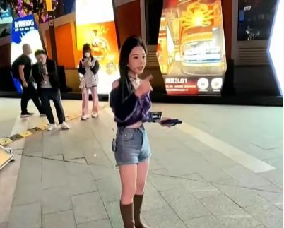 五年前她跟刘宇宁同为网红创娱乐圈，现在刘宇宁已经成功转型演员职业了，她却一直停留