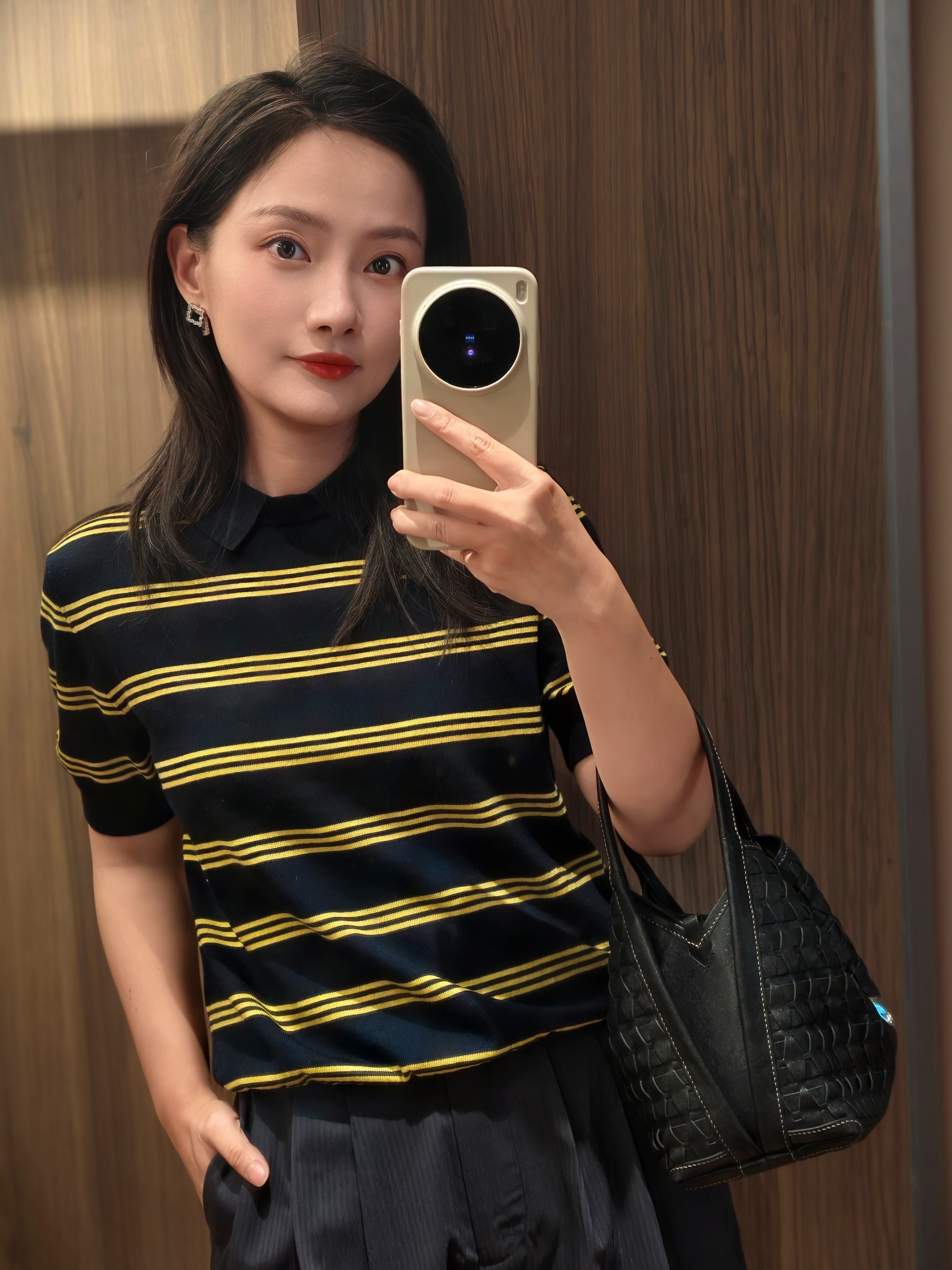 好喜欢这件衣服，然而买回来才发现，原版是miumiu的，不管了好看就行