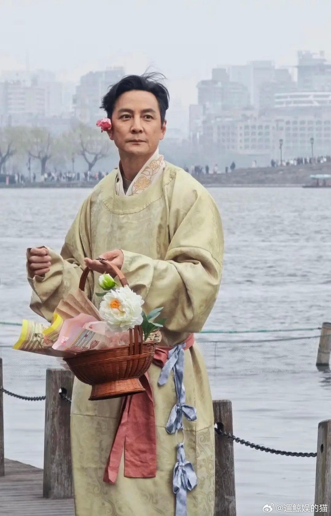 一个他，一个陈冠希，是不是因为骨骼走势的关系，都这么容易显“松”啊……