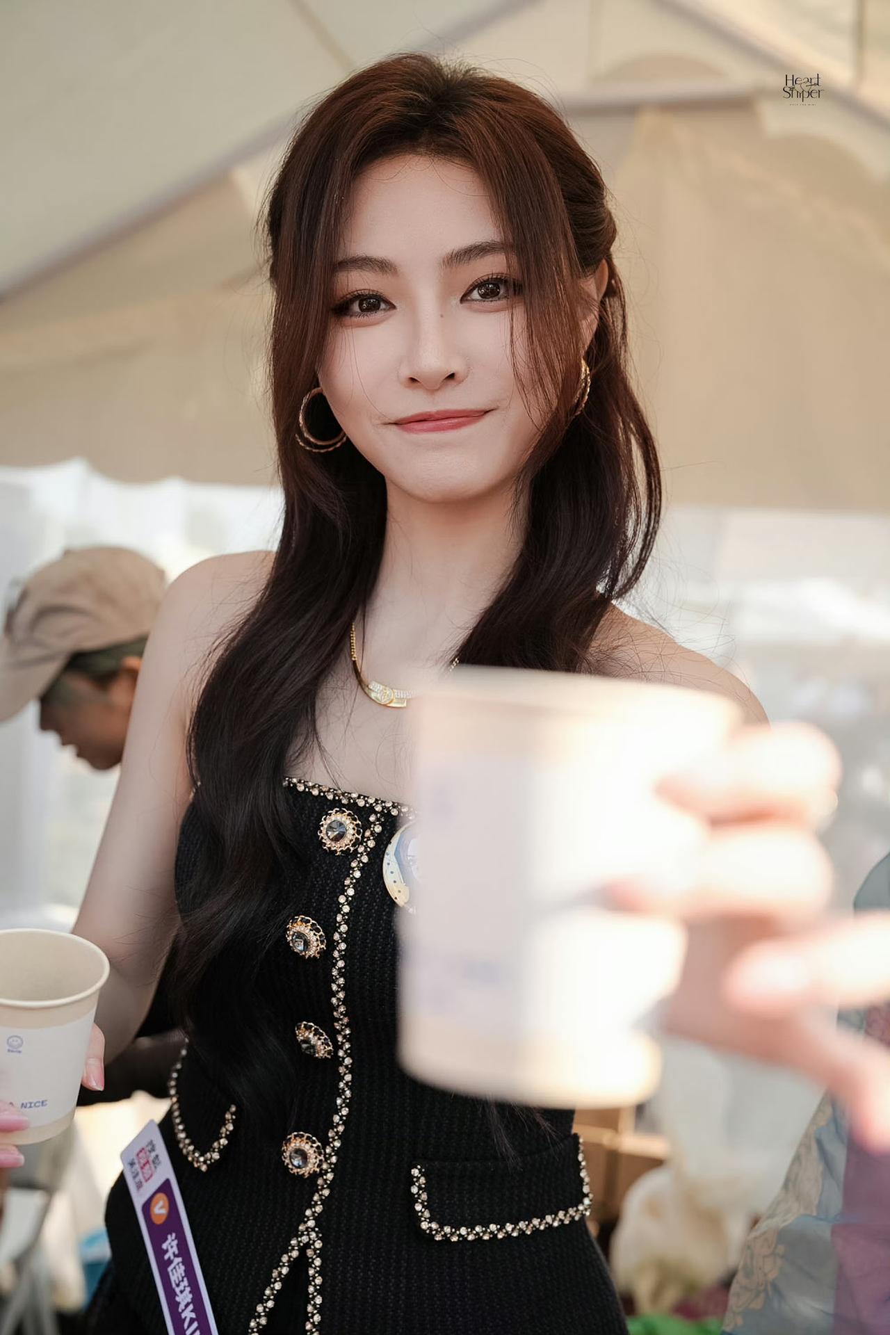许佳琪｜明媚限定时刻，解锁调香市集浪漫碎片许佳琪因何被称为绝美女演员?