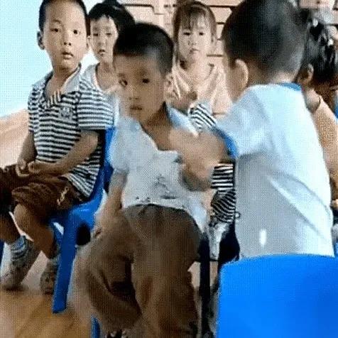 孩子教育的误区：孩子不被欺负=不被别人抢东西！这两者是完全不同的！今天去幼儿园
