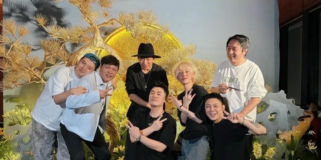 近日，陈赫40岁生日时在社交平台晒出与五哈成员的合照，却因照片中鹿晗面部漆黑引发