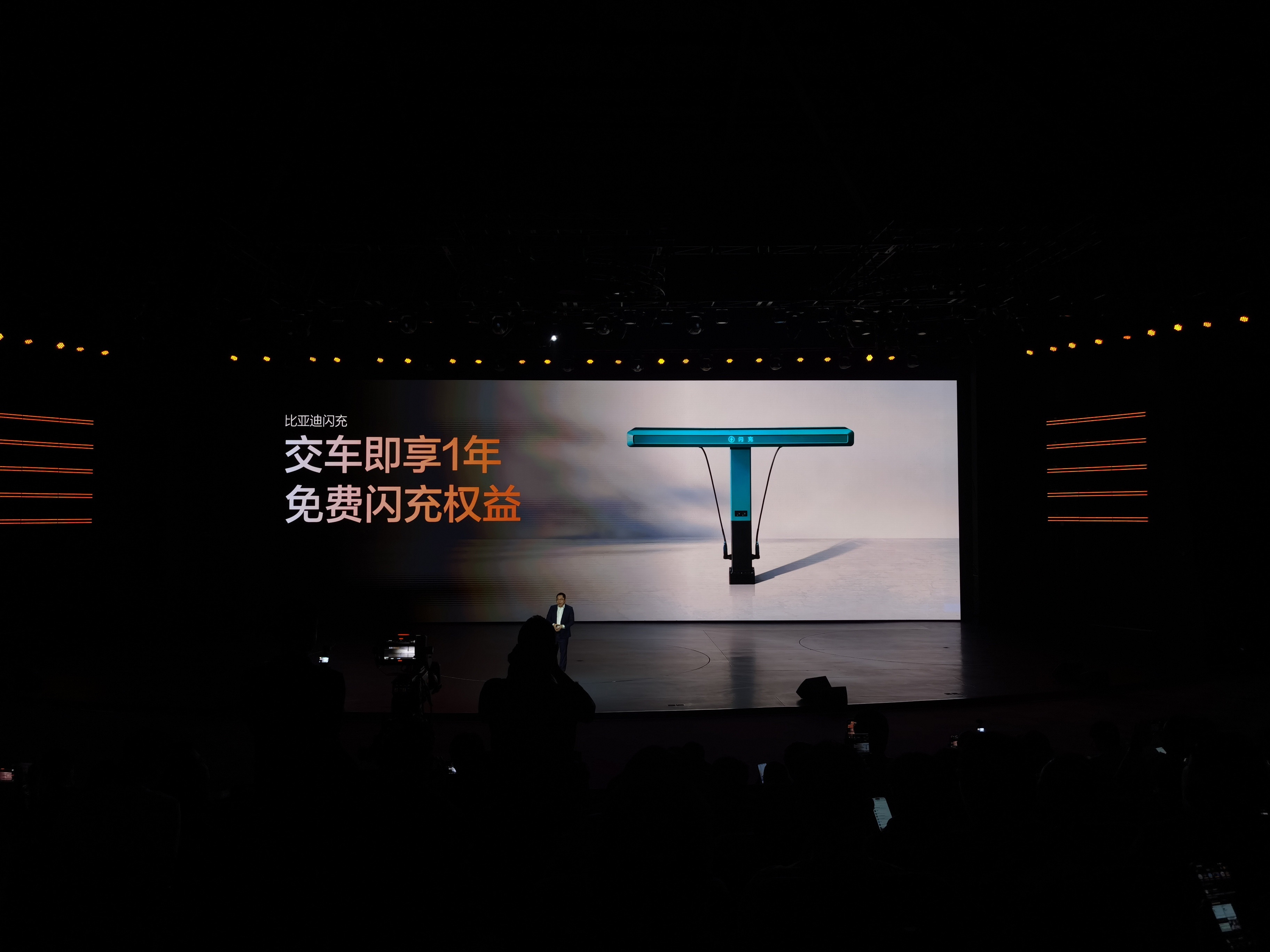 充电比手机还快，比亚迪把闪充搭载到十几万的车里，真的无敌了，洗牌10多万价位的产