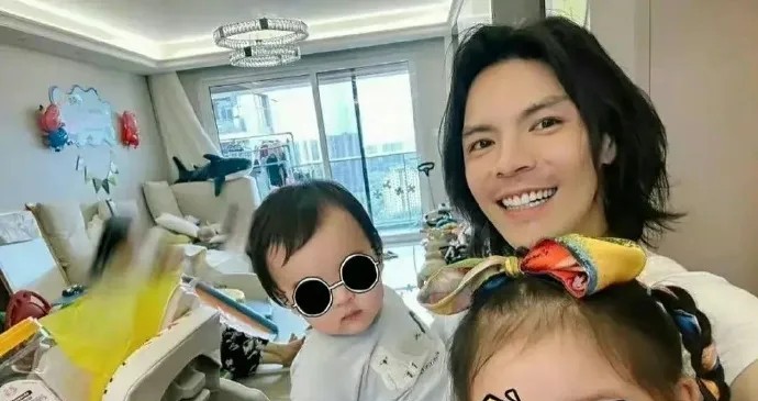 向佐每次发自己的照片时，家里都乱得不成样子，这实在是让人难以理解。最近他晒孩子照