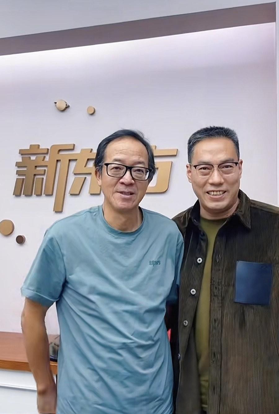 10月12日，俞敏洪近照曝光，一下子老了这么多，太憔悴了，白头发多了，还秃顶了，