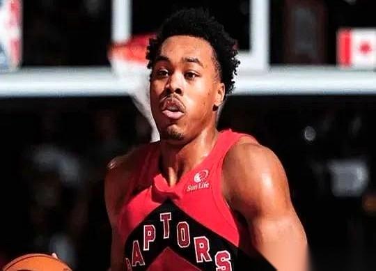 我跟你说个斯科蒂·巴恩斯的数据。这个赛季，整个NBA，几百号球员，就他一个人，