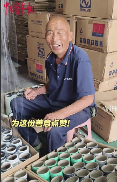 “这就是中国人的素质！”江苏海安下着瓢泼大雨，私企老板早上送孩子上学时发现仓库门