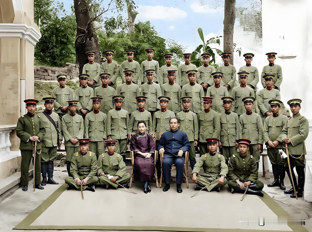 这张拍摄于1923年12月广州的合影，孙中山先生与夫人宋庆龄端坐画面中央，周围环