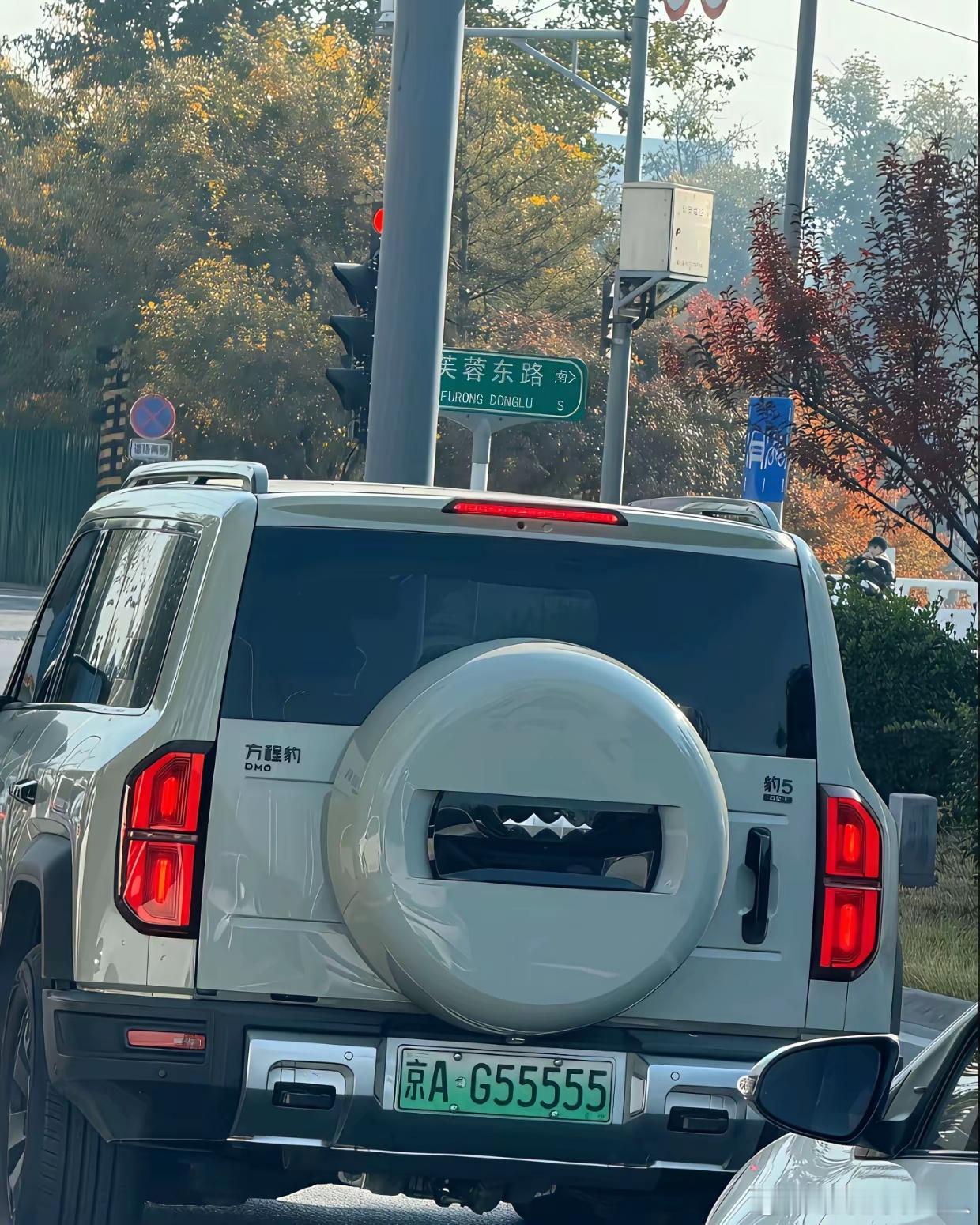 之前总有人说开比亚迪的都是穷人，买不起好车的人才买比亚迪，结果在北京街头看到辆方