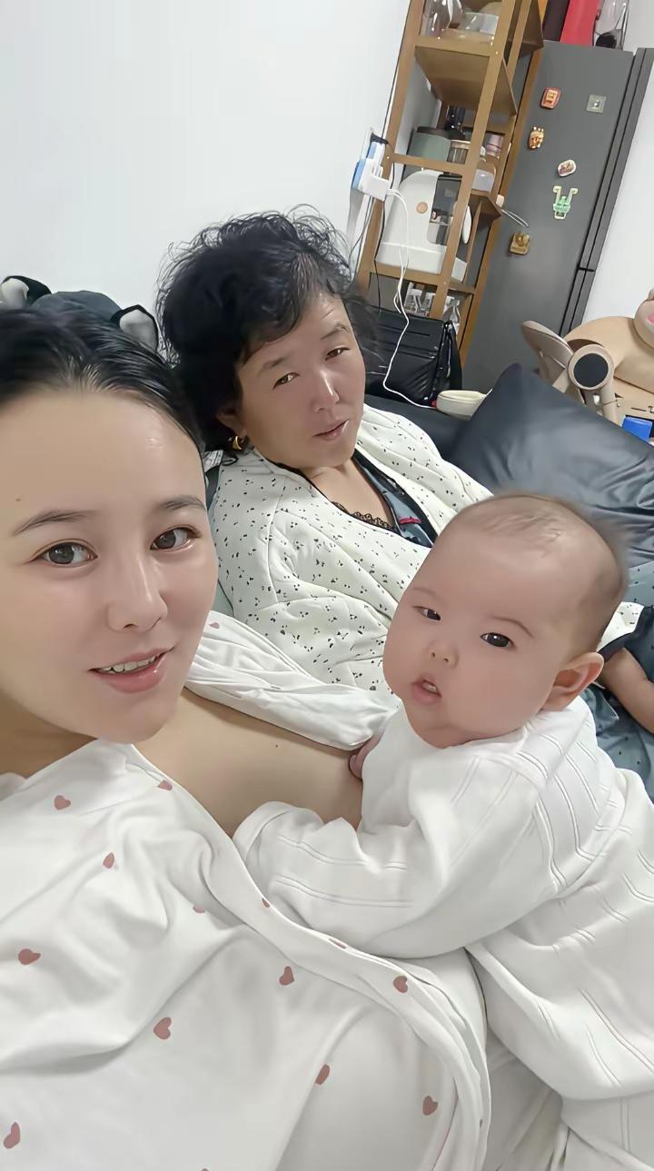 镜头里没有精致的妆容，只有三代同堂的松弛与暖意。左边是护我长大的妈妈，右边是