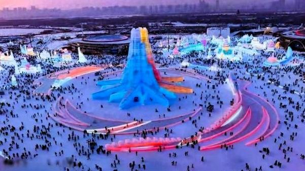 哈尔滨冰雪大世界彻底火疯了！门票开售就被秒光，跨年夜场票直接抢空，销量比去