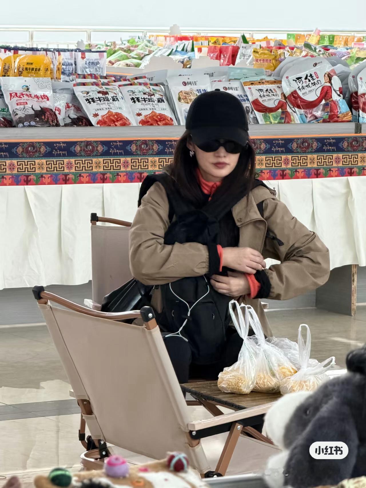 李沁插着鼻氧管自拍有网友偶遇她，羡慕这个字说累了