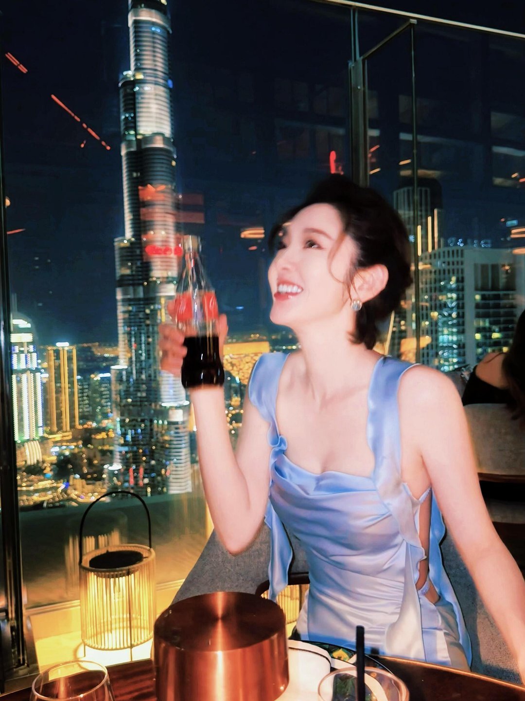 唐艺昕露背身材以前觉得她是甜妹天花板，现在才发现她是妥妥的轻熟御姐。这哪里是生