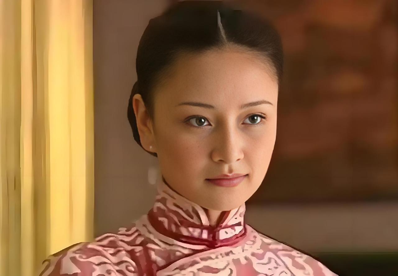 以前真的被冷清秋的清冷氛围感迷了心，当时只觉得她最好看，其余少奶奶都不咋样。