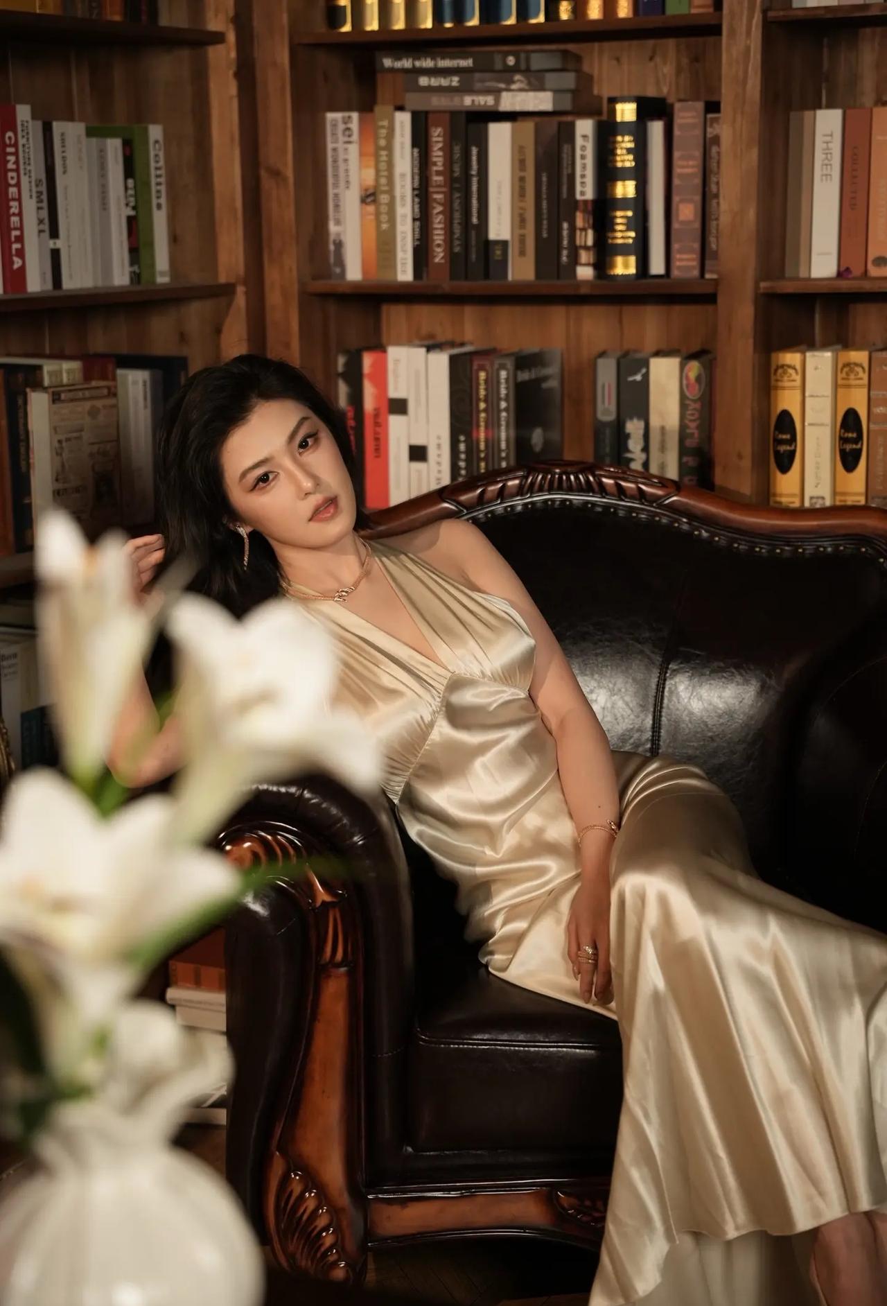 2025年末美学盛宴，程儿老师压轴出场。程儿女神氛围感高级感穿搭御姐@