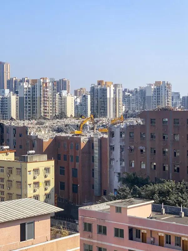 老旧小区是否该拆了重建，这事儿不能一概而论。从国家层面，2020年起推行的“旧