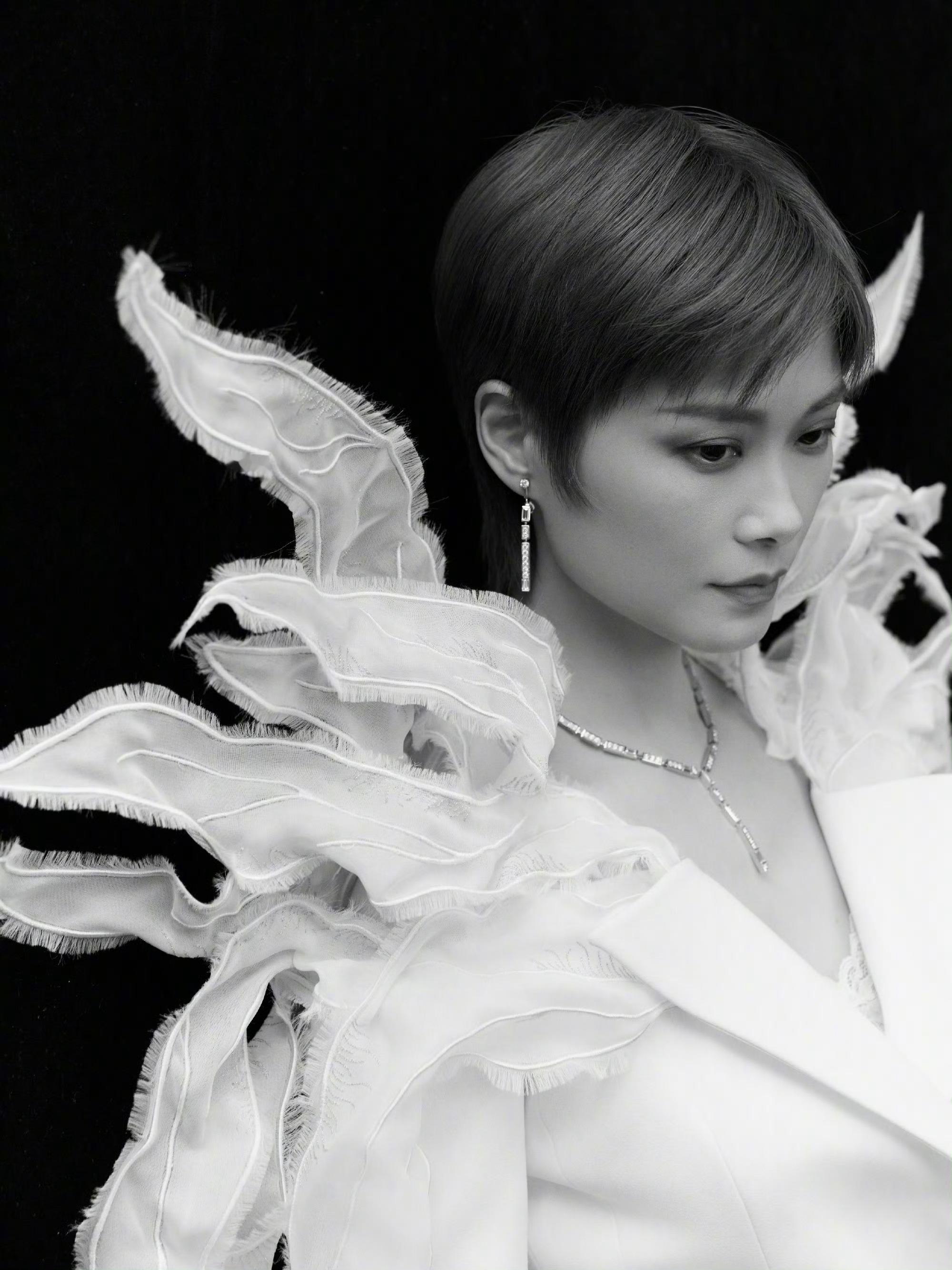 李宇春微博之夜第二套造型，10天前刚于巴黎发布的SaiidKobeisy