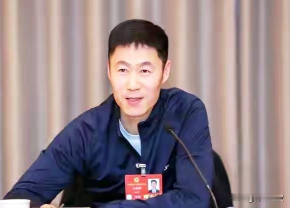 有网友问:秦志戬本来就是乒协副主席，现在又是国家队主教练，职位是不是比王励勤