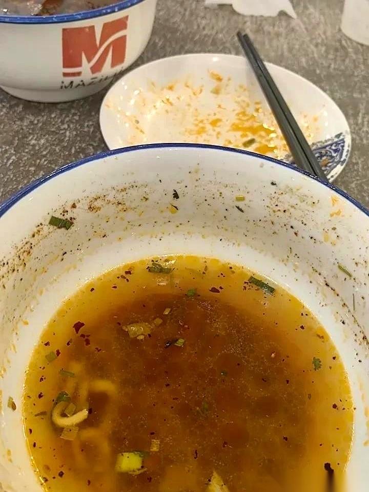 “我公公的抚恤金什么时候到账？”电话那头，是他那个私生女吴芊芊的声音，不带一丝温