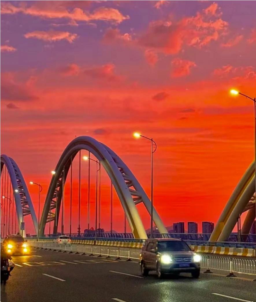 夕阳染尽一江水，晚霞映红半边天！