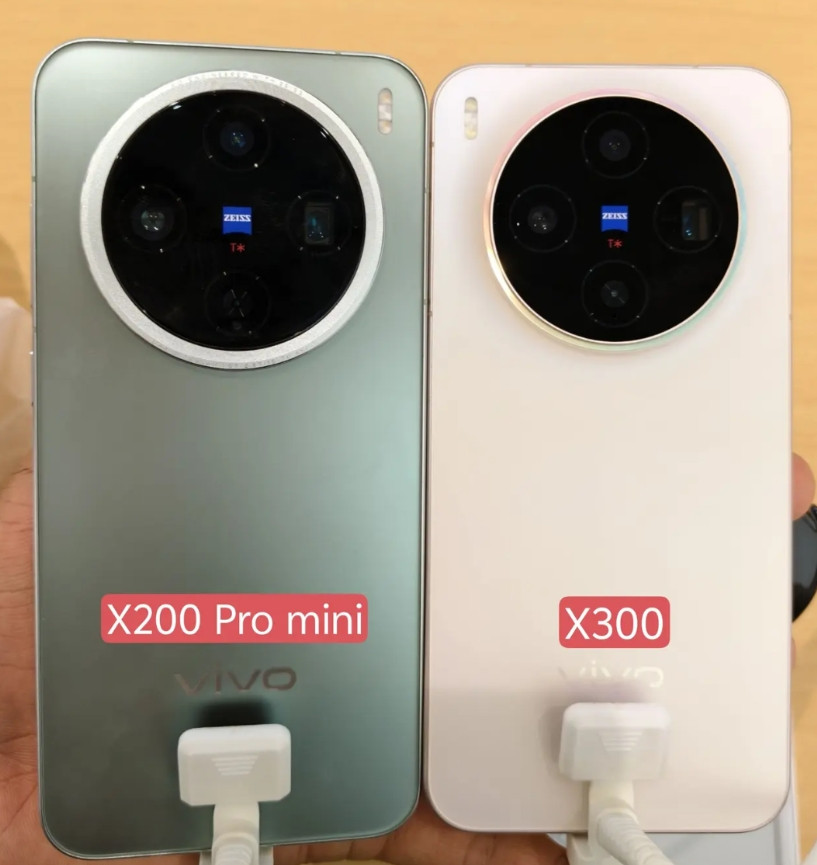 一张X300和X200Promini的背面对比图，可以看到X300的大圆镜头比