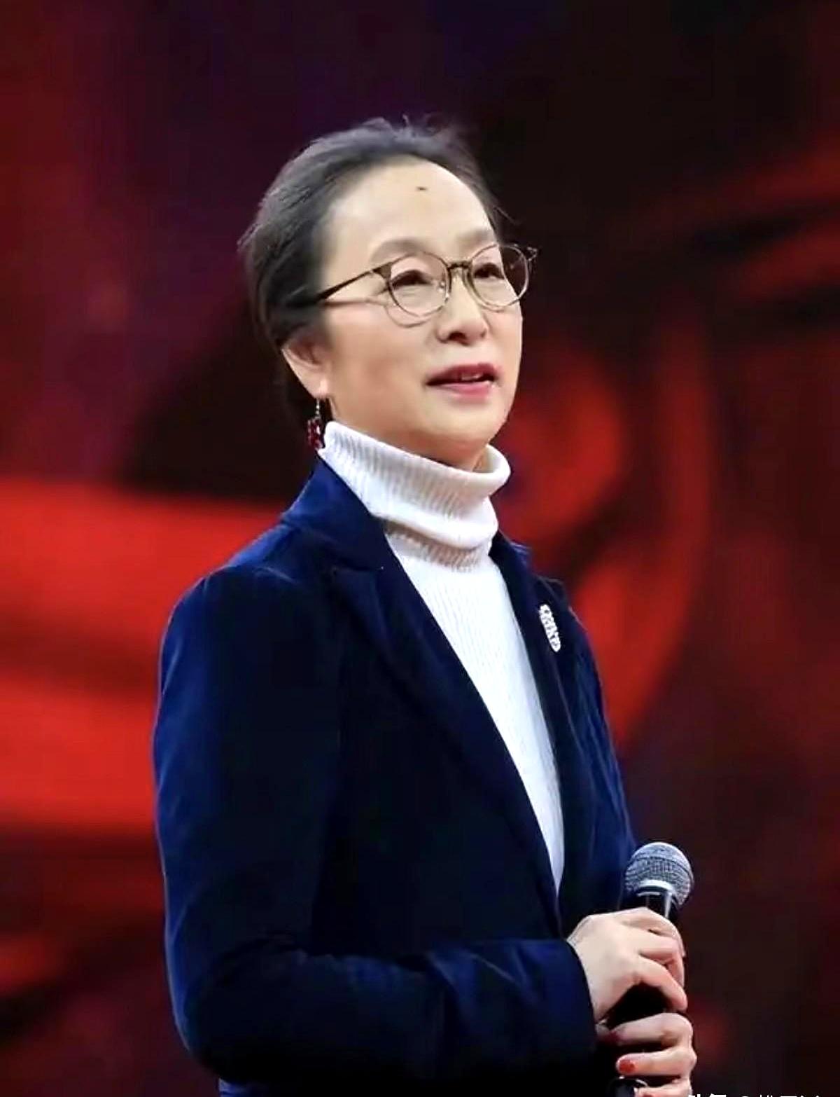 奉劝大家一句，别被奚美娟忽悠了，三十年前，她听信谣言提出离婚，他默默背负