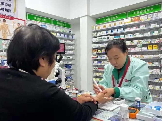 我退休前就琢磨着做点小生意，一开始也想过跟风开个咖啡店，后来看着小区里的店铺换了